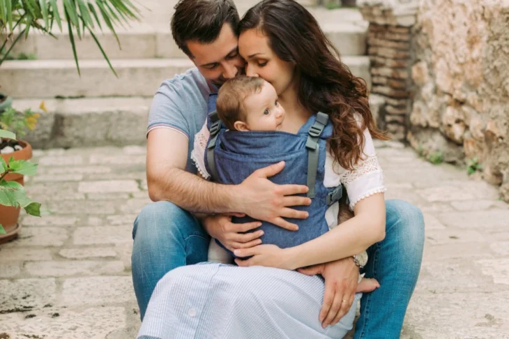 Babywearing vara — ghid practic pentru purtare când e cald