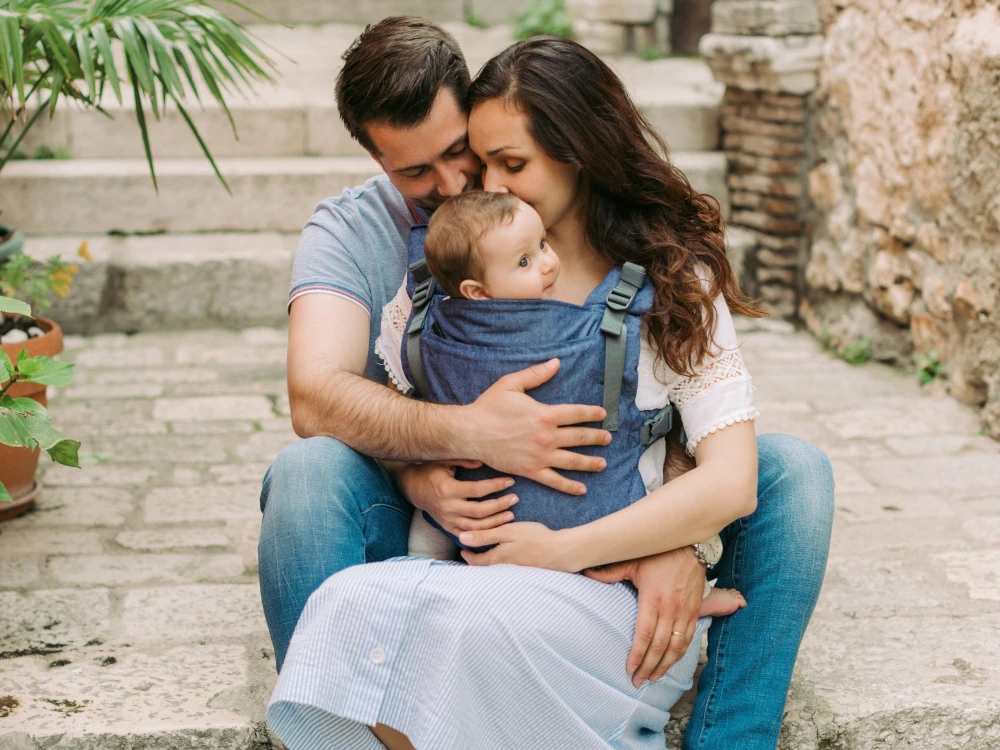 Babywearing pentru începători: cum alegi sistemul potrivit în funcție de vârstă