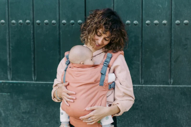 Poziția corectă în babywearing: repere simple de confort pentru părinte și copil
