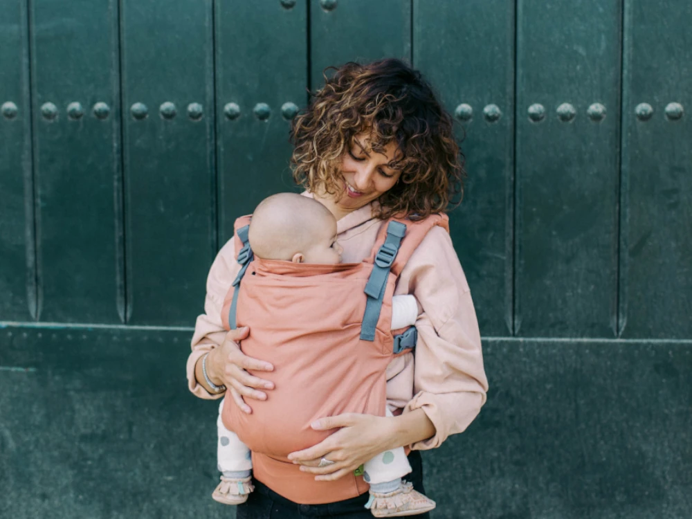Poziția corectă în babywearing: repere simple de confort pentru părinte și copil