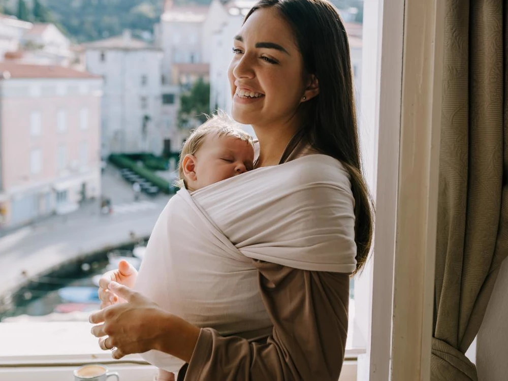 Wrap, sling sau marsupiu ergonomic: diferențe, avantaje și când are sens fiecare