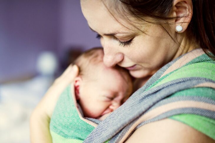Ghid complet Babywearing: tipuri de sisteme și cum alegi