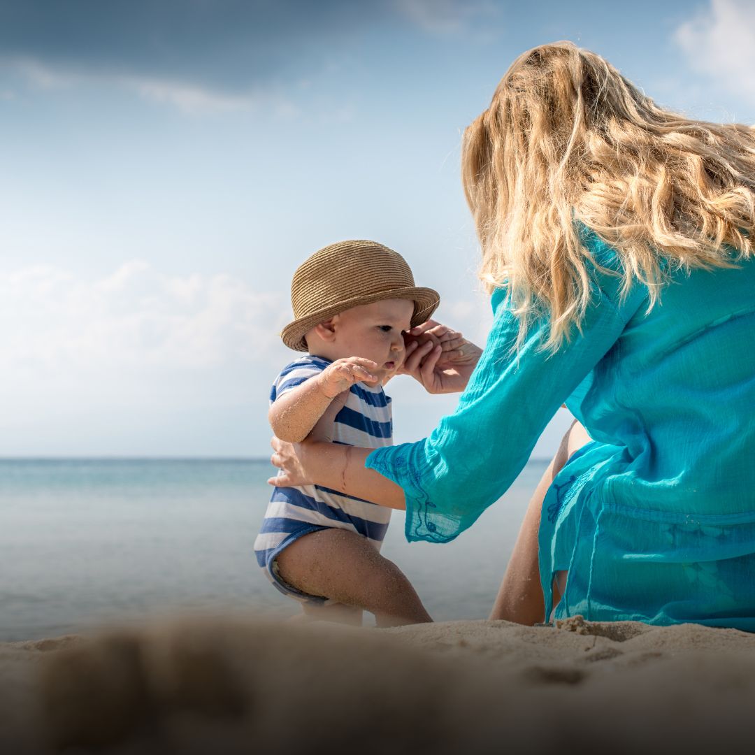 Vacanță cu bebelușul — ce iei în bagaj și ce poți lăsa acasă