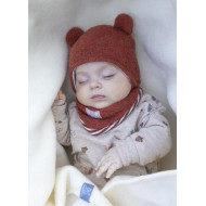 Căciuliță din polar de lână Merino organică Pickapooh Bea Red Wood, căptușită cu bumbac organic, model ursuleț cu urechiușe
