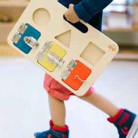 Planșă Montessori din lemn cu încuietori Big Future Toys, jucărie senzorială de îndemânare