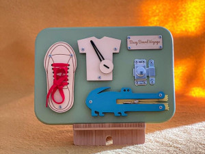 Descoperă magia învățării prin planșa Montessori din lemn Charade et Compagnie