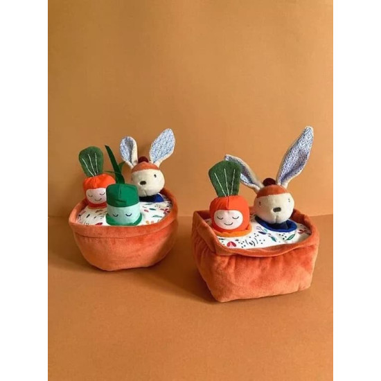Grădina lui Gabin Lapin – set de joacă textil Ebulobo cu două jucării detașabile Grădina lui Gabin Lapin – set de joacă textil Ebulobo cu două jucării detașabile