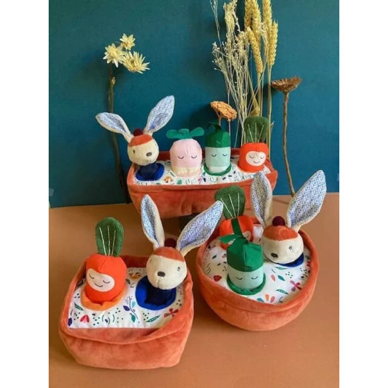 Grădina lui Gabin Lapin – set de joacă textil Ebulobo cu două jucării detașabile Grădina lui Gabin Lapin – set de joacă textil Ebulobo cu două jucării detașabile
