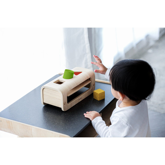 Jucărie educativă Plan Toys de sortare, din lemn de cauciuc, cu forme geometrice Jucărie educativă Plan Toys de sortare, din lemn de cauciuc, cu forme geometrice