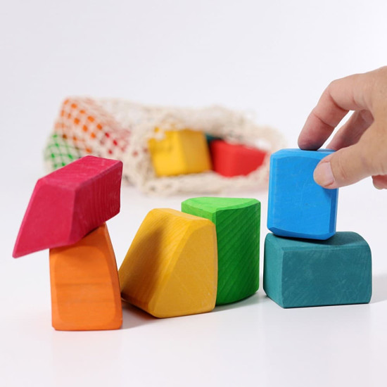 Set Waldorf de construcție Grimm's cu 15 cuburi de lemn cu forme neregulate, în săculeț