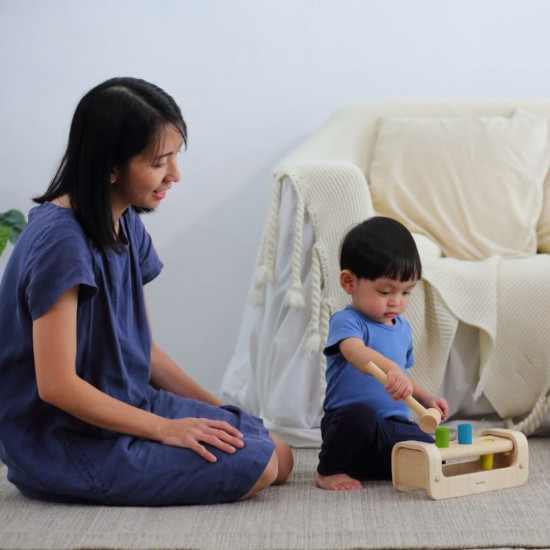Jucărie educativă Plan Toys din lemn de cauciuc cu ciocan și cilindri Jucărie educativă Plan Toys din lemn de cauciuc cu ciocan și cilindri