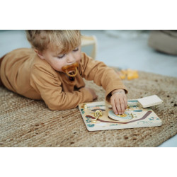 Placă de activități motorii Montessori din lemn small foot Safari cu încuietori Placă de activități motorii Montessori din lemn small foot Safari cu încuietori