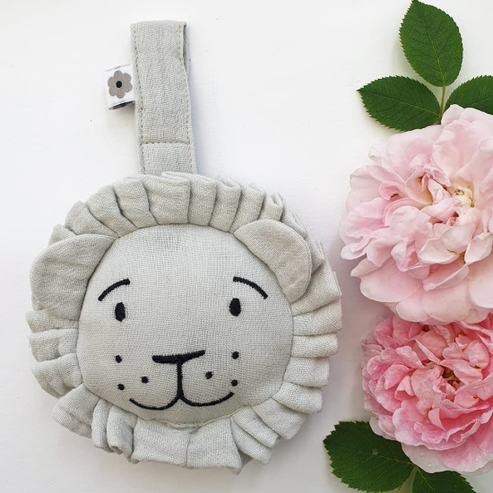 Jucărie zornăitoare moale de agățat Summerville Lion Silver Grey din bumbac organic Jucărie zornăitoare moale de agățat Summerville Lion Silver Grey din bumbac organic