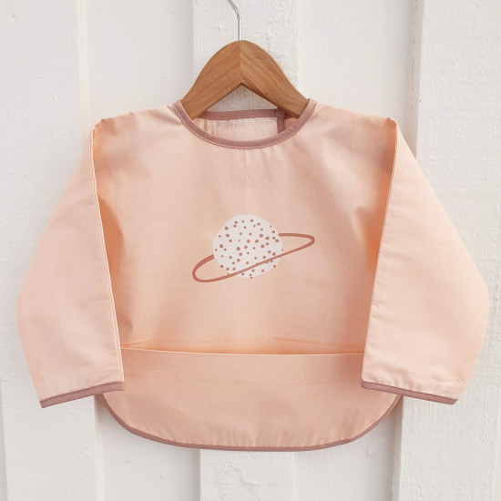 Bavetă Summerville Dusty Rose Planet cu mâneci, din bumbac organic cu strat impermeabil Bavetă Summerville Dusty Rose Planet cu mâneci, din bumbac organic cu strat impermeabil