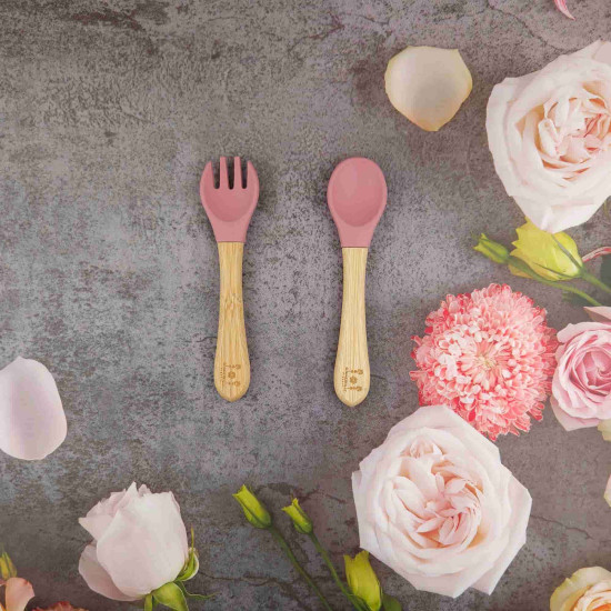 Tacâmuri (linguriță și furculiță) Summerville Dusty Rose din bambus și silicon, pentru bebeluși