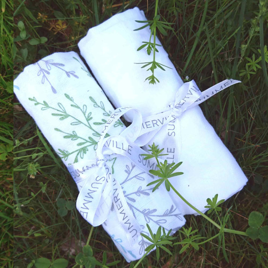 Pachet cu 2 păturici Summerville din muselină de bumbac organic GOTS, model springtime-alb Pachet cu 2 păturici Summerville din muselină de bumbac organic GOTS, model springtime-alb