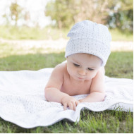 Căciuliță Summerville albă cu liniuțe din bumbac organic GOTS pentru bebeluși de 3-6 luni Căciuliță Summerville albă cu liniuțe din bumbac organic GOTS pentru bebeluși de 3-6 luni