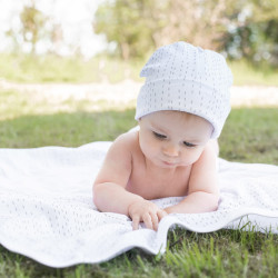 Căciuliță Summerville albă cu liniuțe din bumbac organic GOTS pentru bebeluși de 3-6 luni