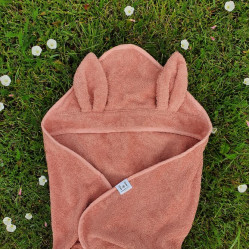 Prosop Summerville Rabbit Misty Rose cu glugă și urechiușe, din bumbac organic GOTS, pentru bebeluși Prosop Summerville Rabbit Misty Rose cu glugă și urechiușe, din bumbac organic GOTS, pentru bebeluși